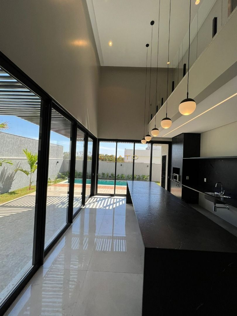 Sobrado de 4 quartos, 430m² | Eu Corretor