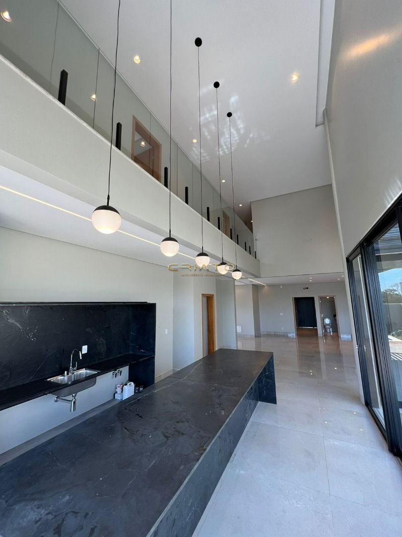Sobrado de 4 quartos, 430m² | Eu Corretor