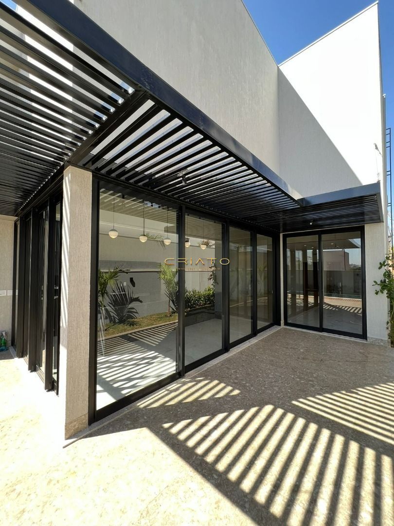 Sobrado de 4 quartos, 430m² | Eu Corretor