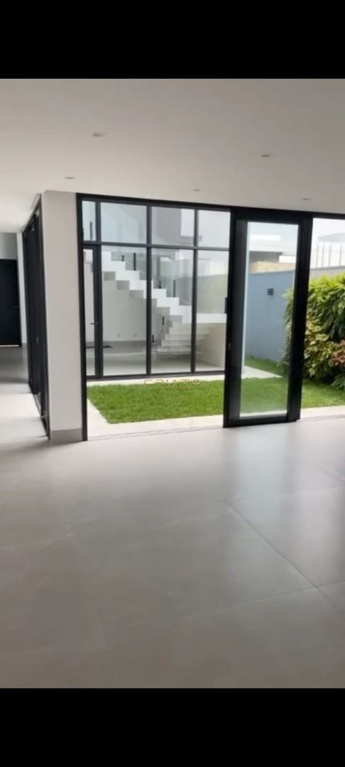 Sobrado de 4 quartos, 303m² | Eu Corretor