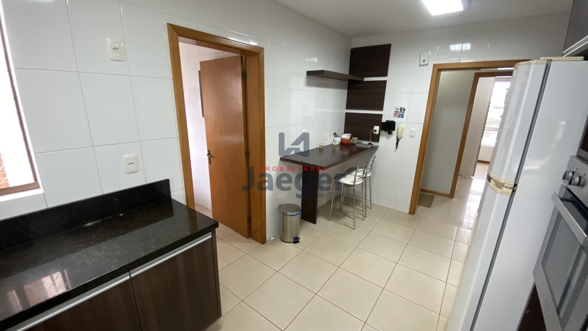 Apartamento à venda com 3 quartos, 226m² - Foto 13