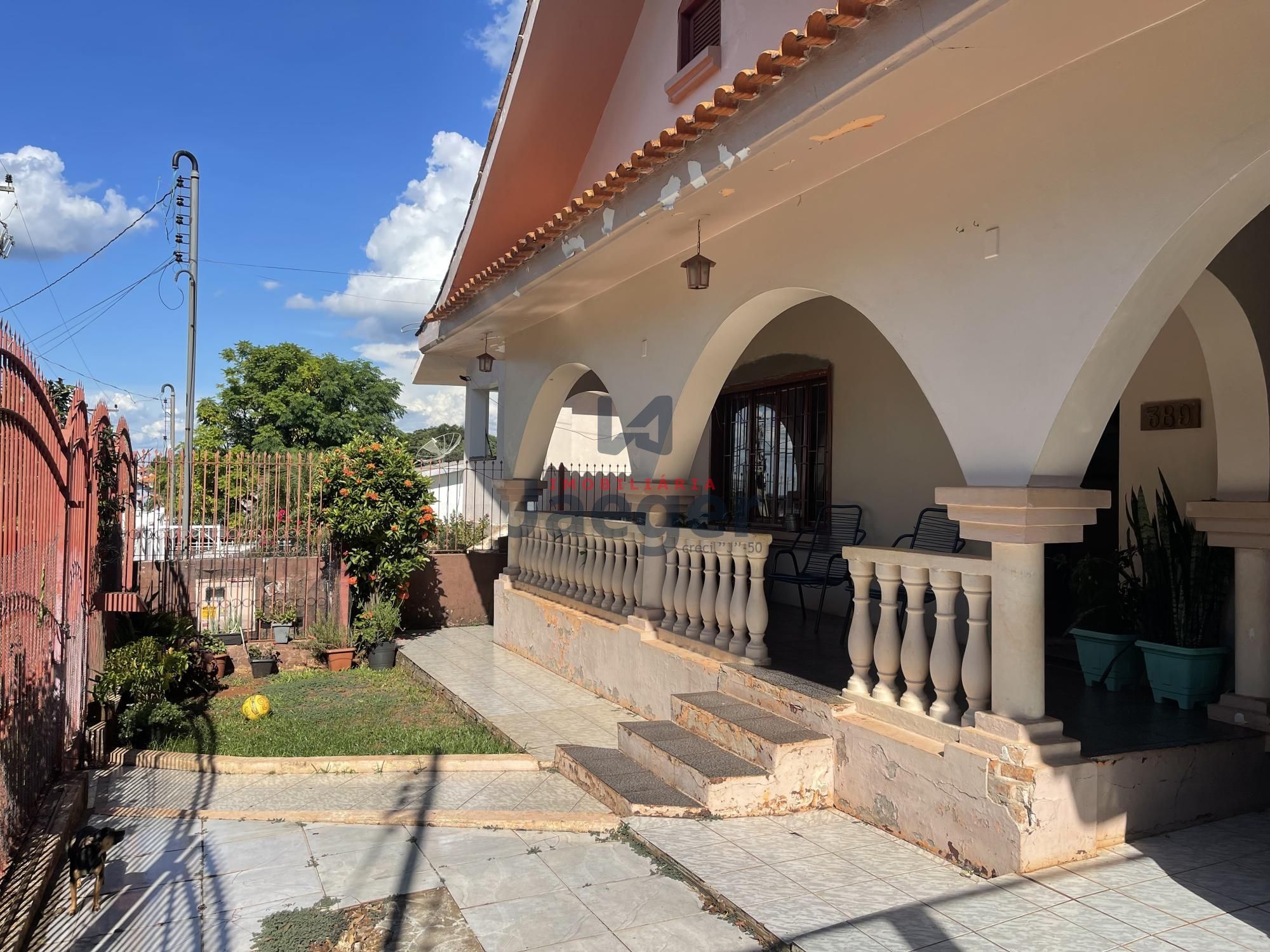 Casa à venda com 3 quartos, 183m² - Foto 1