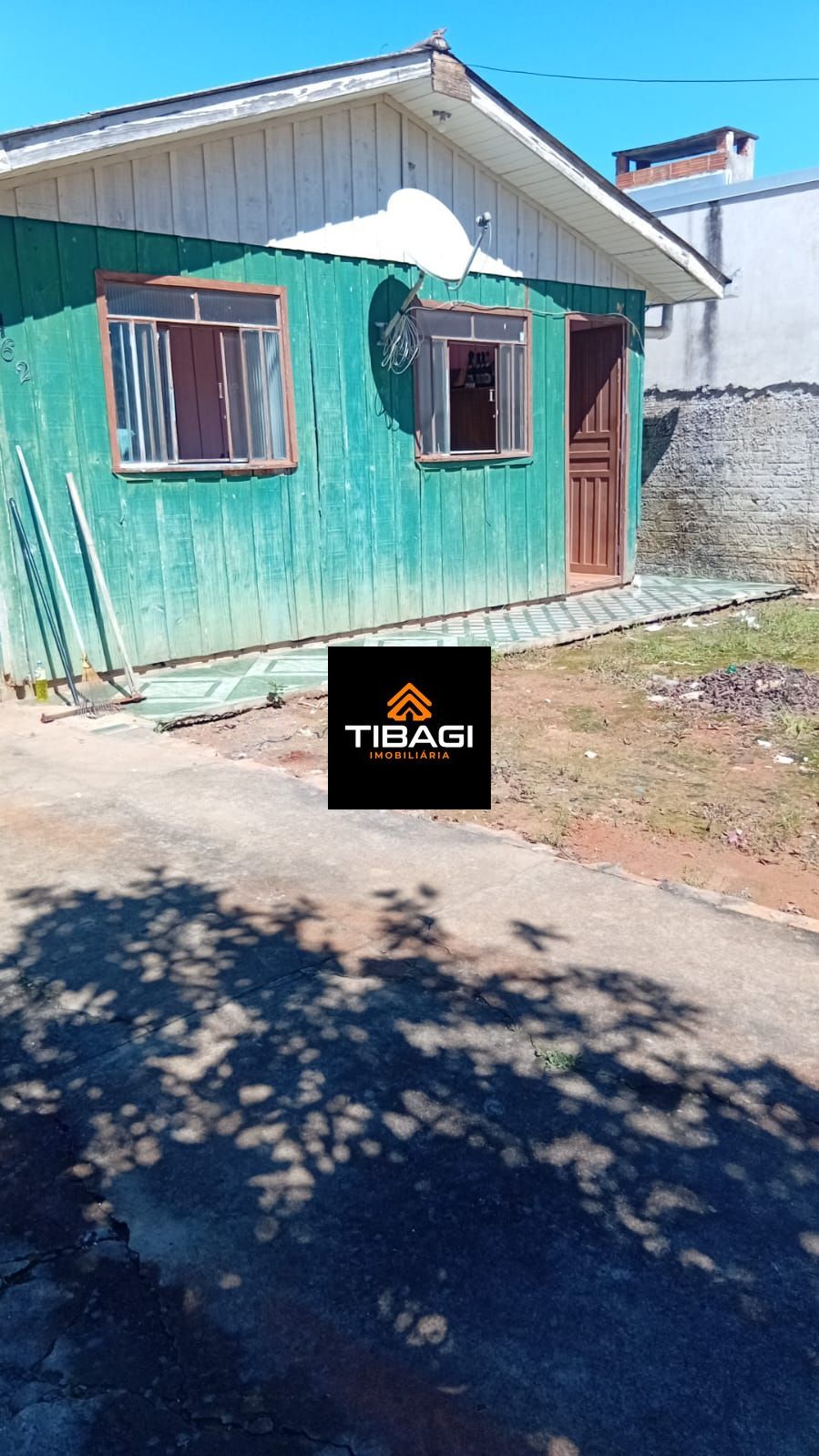 Terreno com casa de madeira