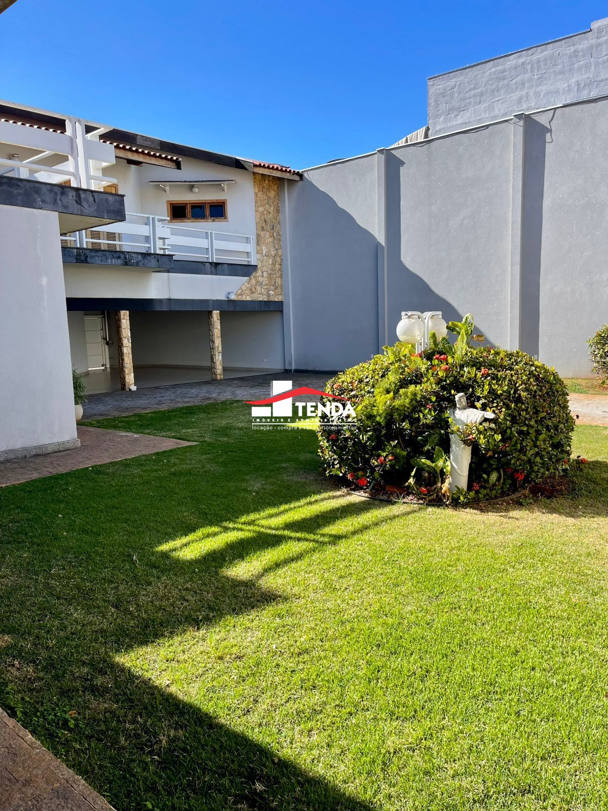 Casa para alugar com 5 quartos, 439m² - Foto 1