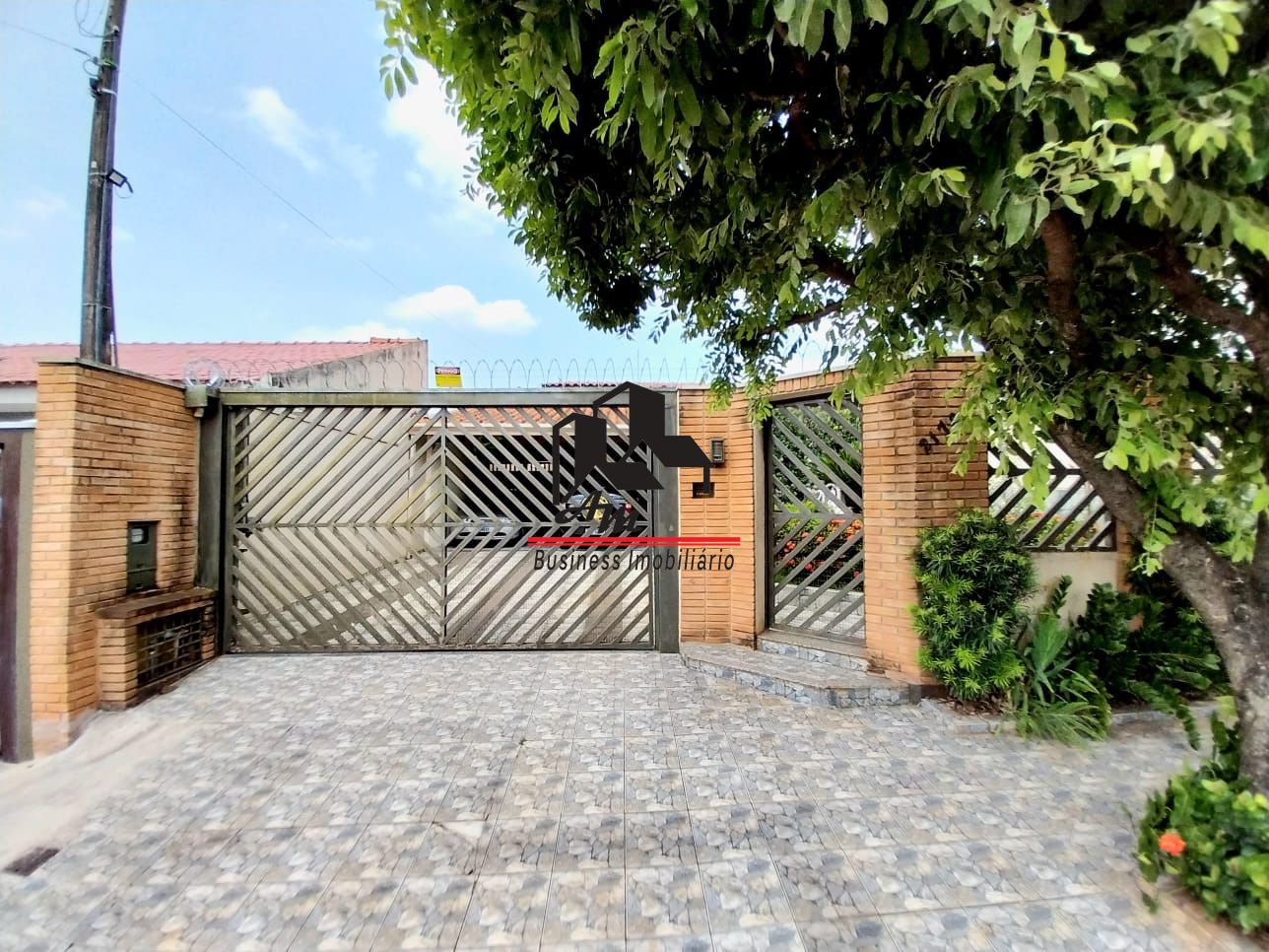 Casa com 3 quartos à venda, 267m² — foto 2 de 33