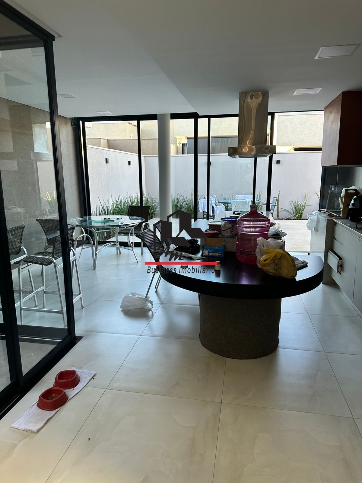 Casa de Condomínio com 3 quartos à venda, 235m² — foto 2 de 13