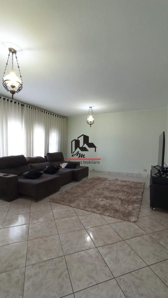 Casa com 3 quartos à venda, 300m² — foto 1 de 28