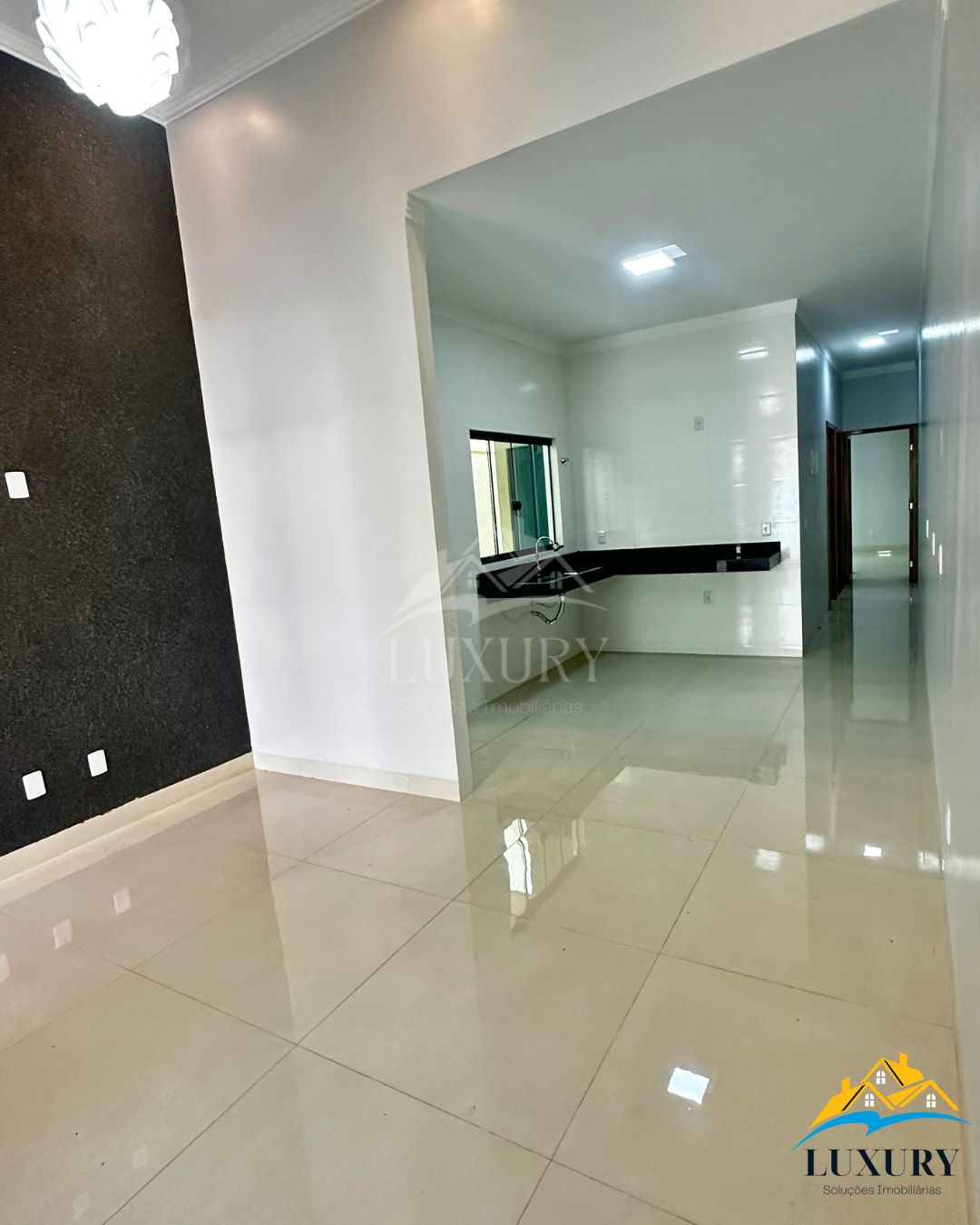 Casa à venda com 2 quartos, 100m² - Foto 1