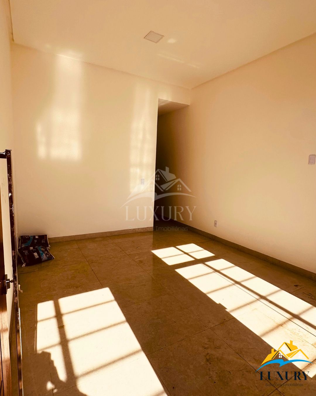 Casa à venda com 3 quartos, 100m² - Foto 2