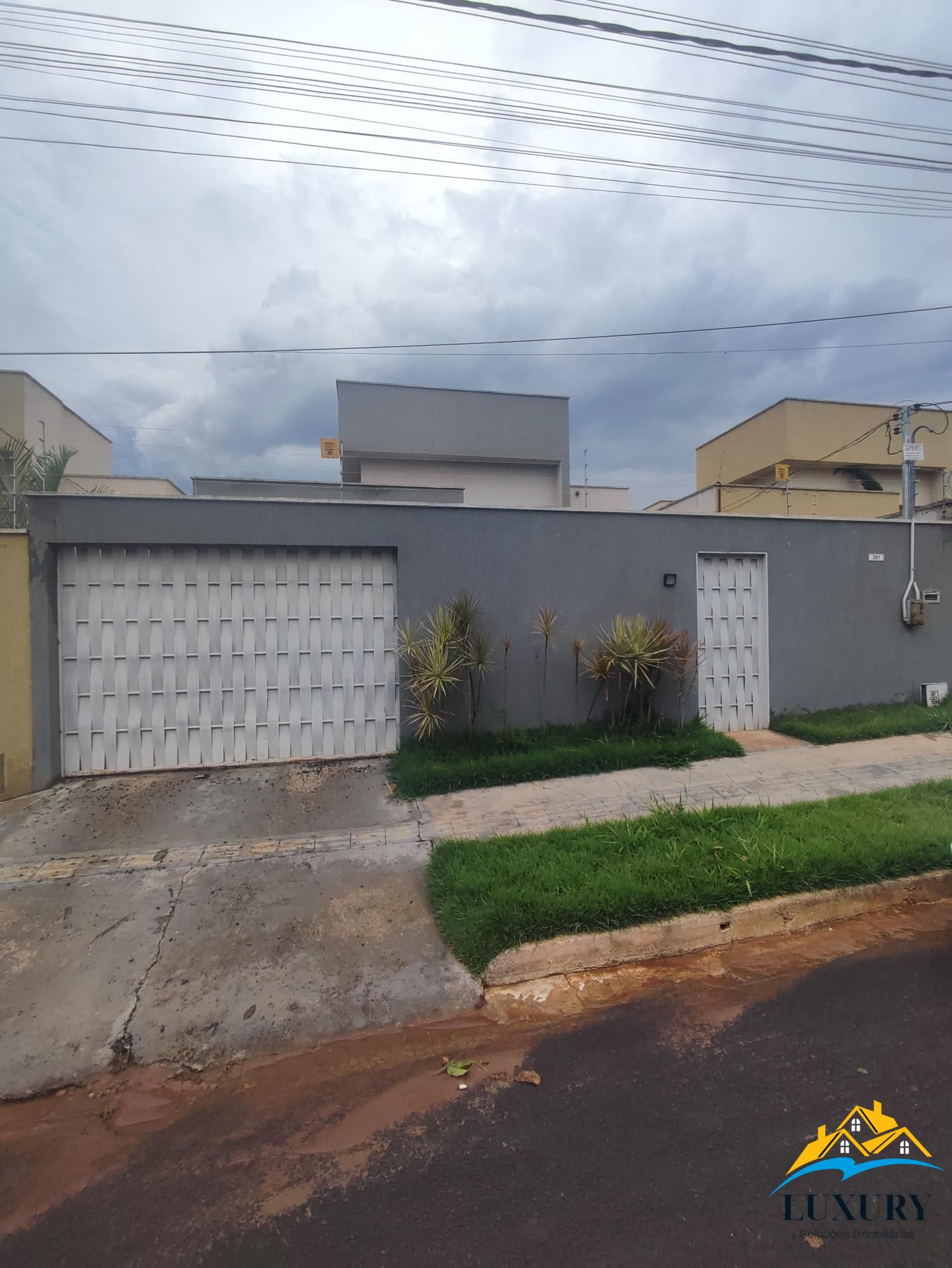 Casa à venda com 3 quartos, 100m² - Foto 1