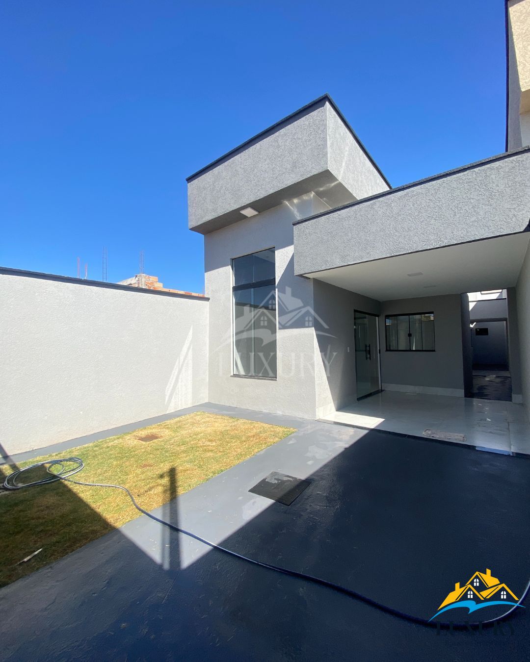 Casa à venda com 3 quartos, 100m² - Foto 1