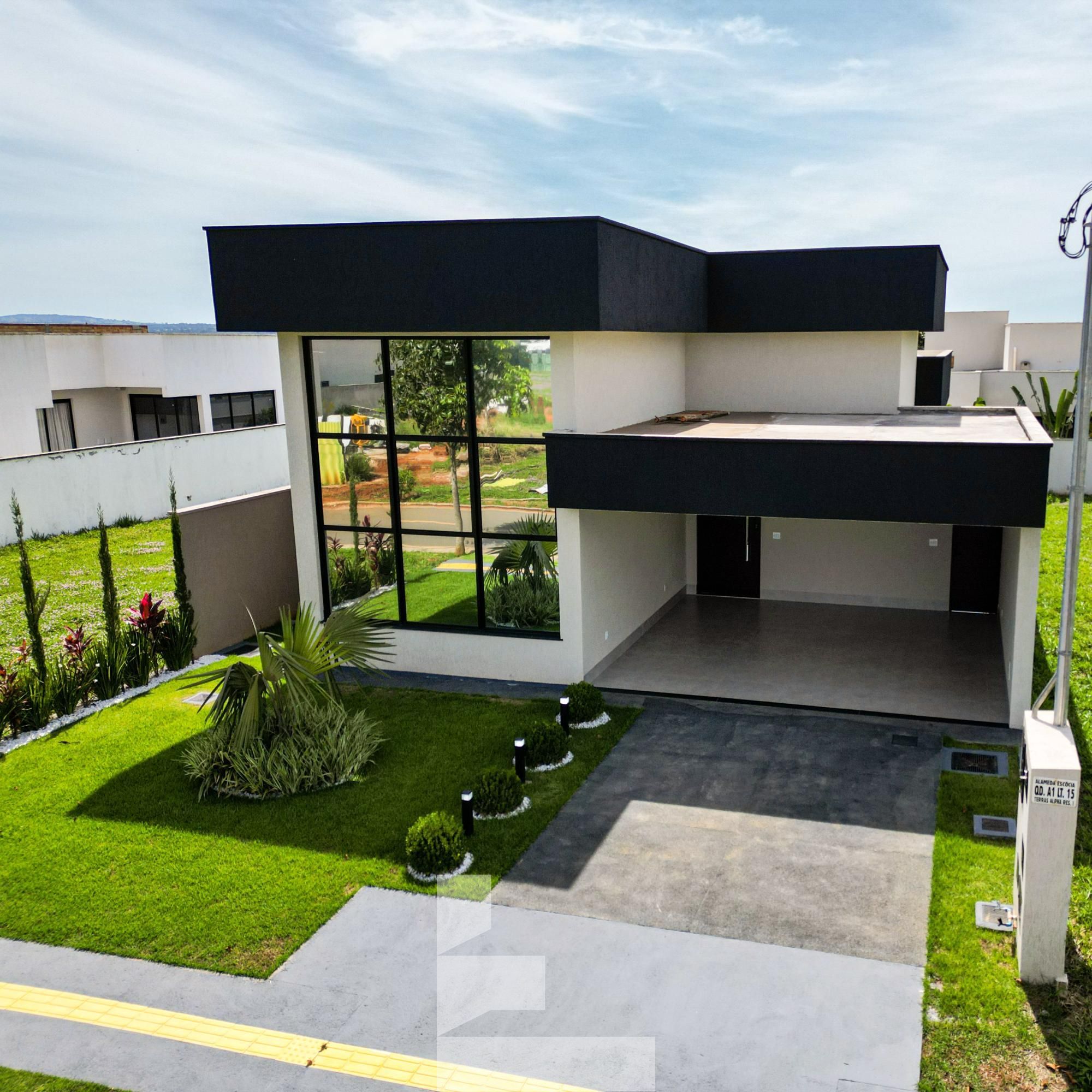 Casa à venda com 4 quartos, 180m² - Foto 1