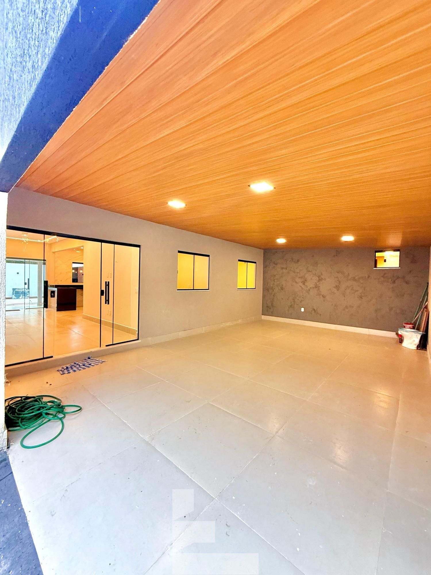 Casa à venda com 3 quartos, 200m² - Foto 1