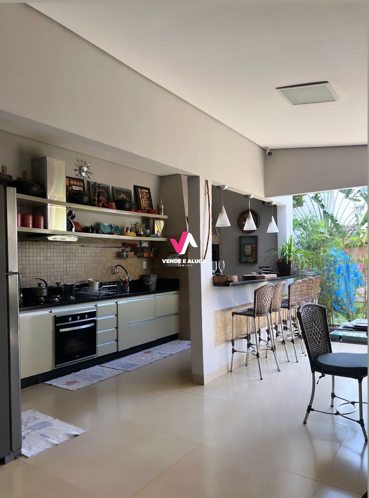 Casa à venda com 3 quartos, 310m² - Foto 1