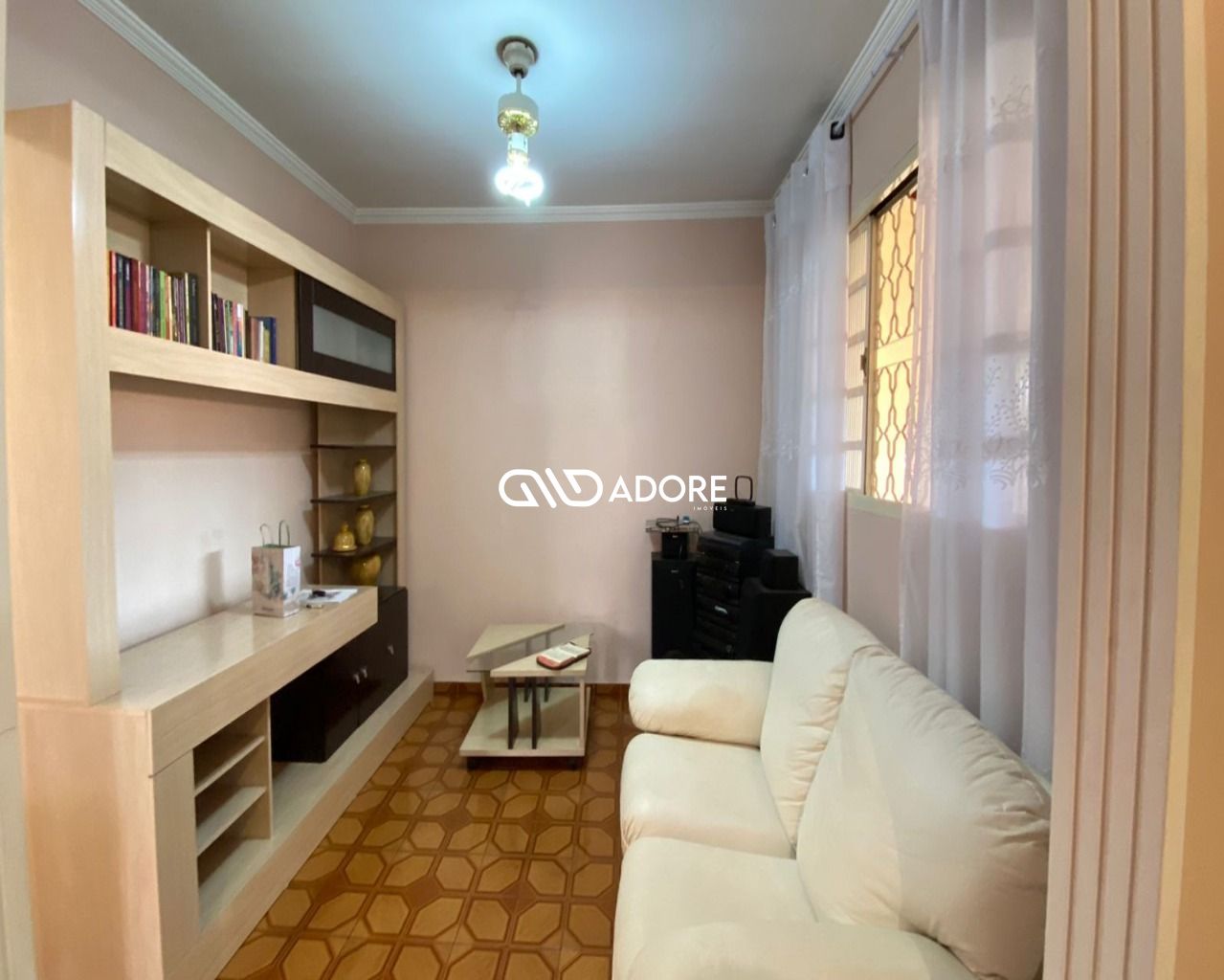 Casa à venda com 2 quartos, 100m² - Foto 1