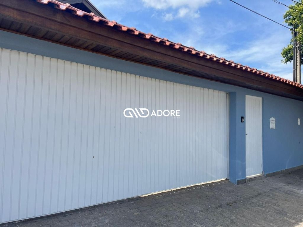 Casa à venda com 2 quartos, 200m² - Foto 1