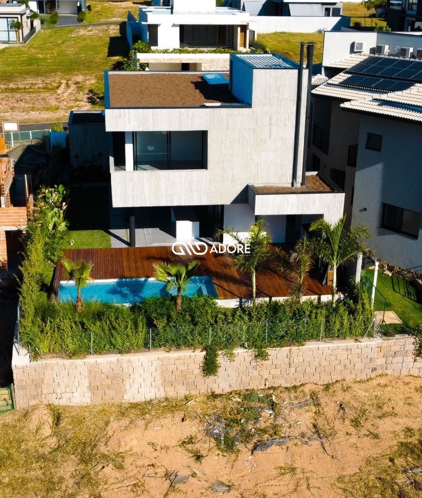 Casa de Condomínio à venda com 4 quartos, 330m² - Foto 2