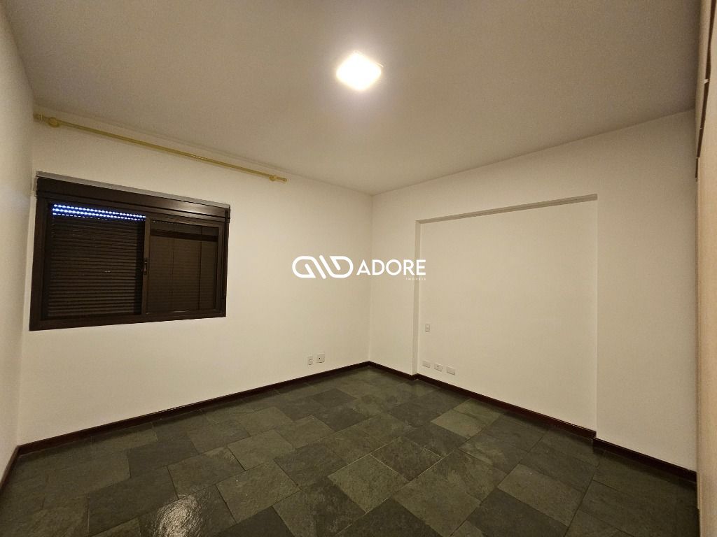 Apartamento para alugar com 3 quartos, 130m² - Foto 13