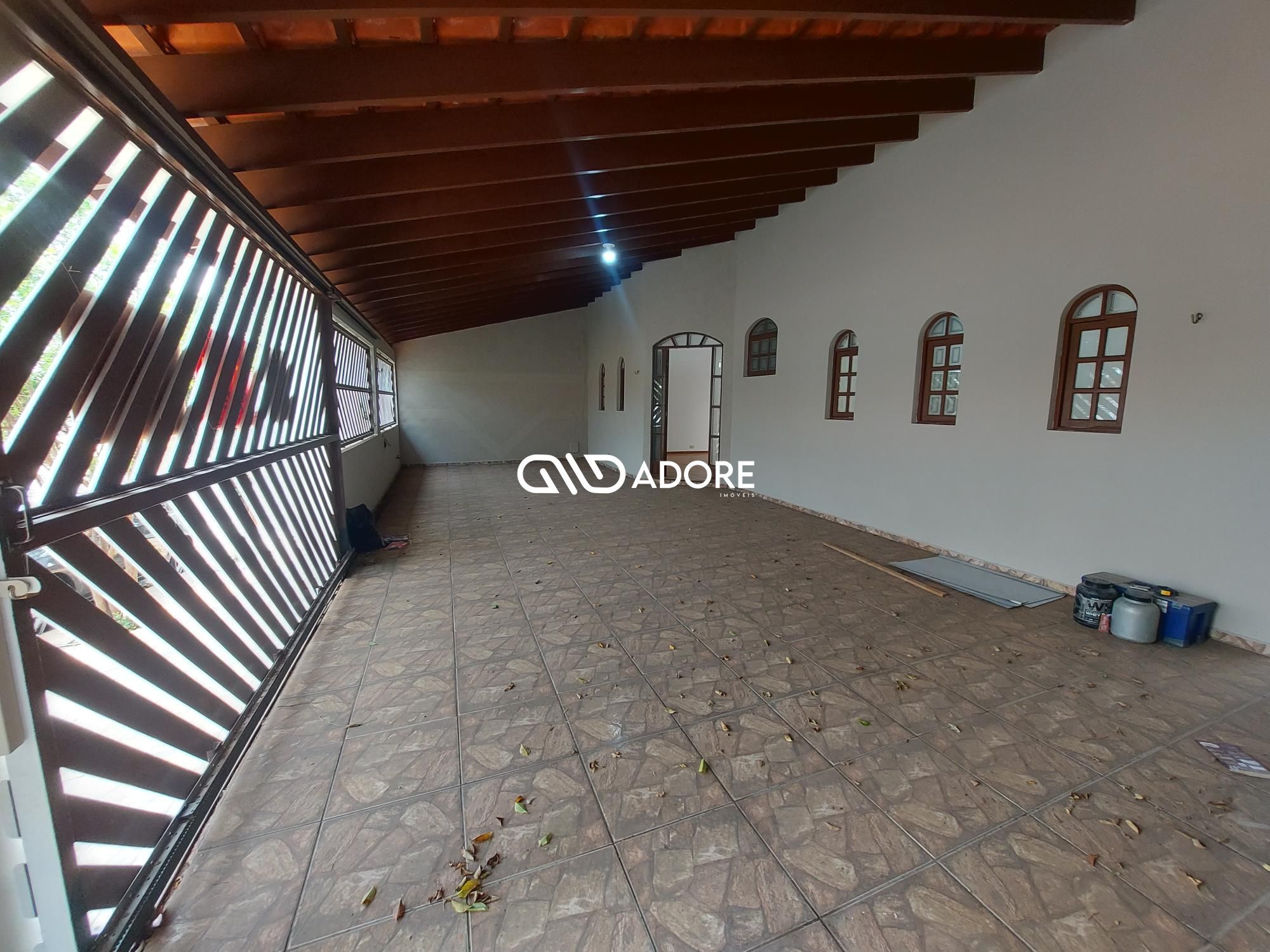 Casa à venda e aluguel com 3 quartos, 246m² - Foto 1