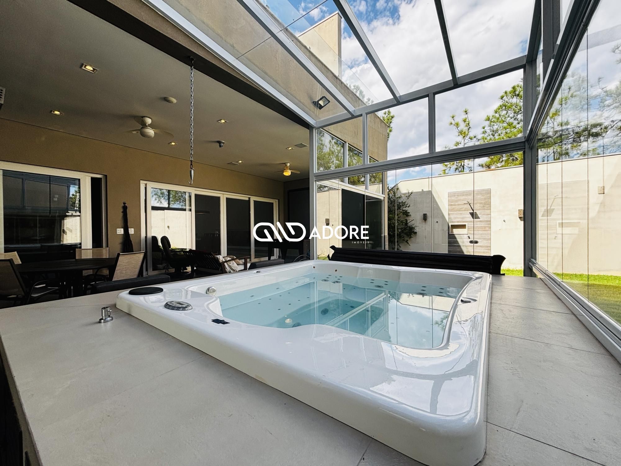 Casa de Condomínio à venda e aluguel com 4 quartos, 670m² - Foto 1