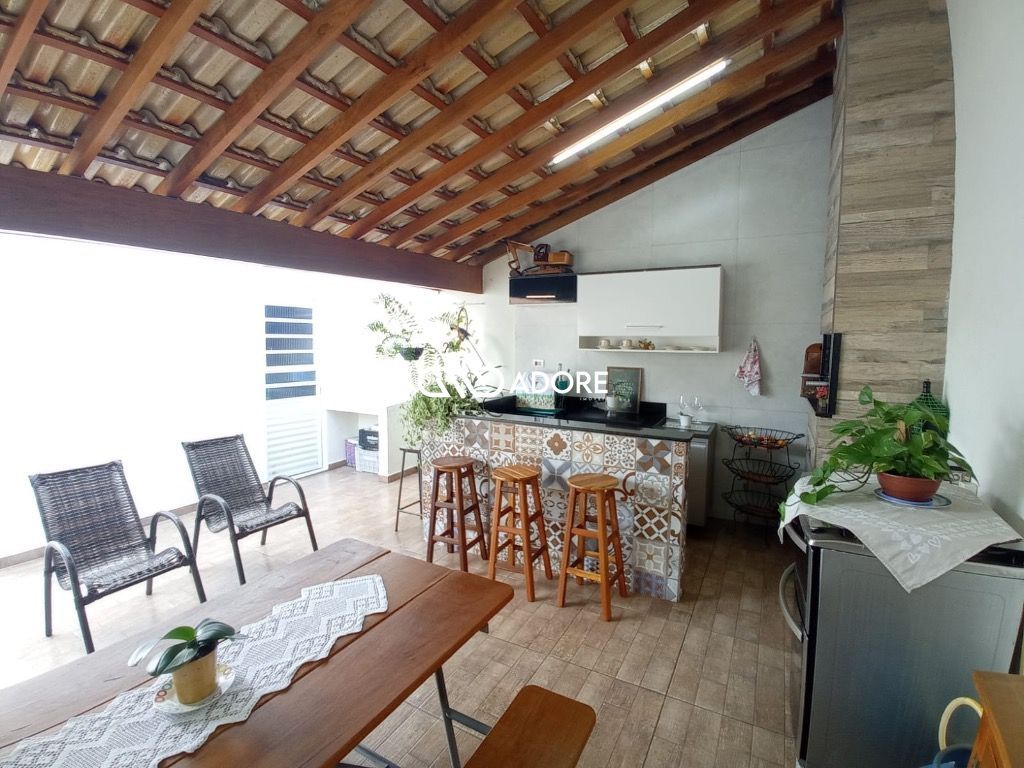 Casa à venda com 3 quartos, 134m² - Foto 1