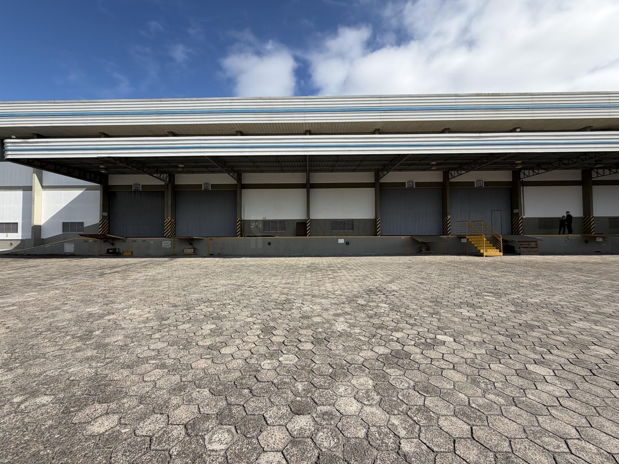 Depósito-Galpão, 9800 m² - Foto 1