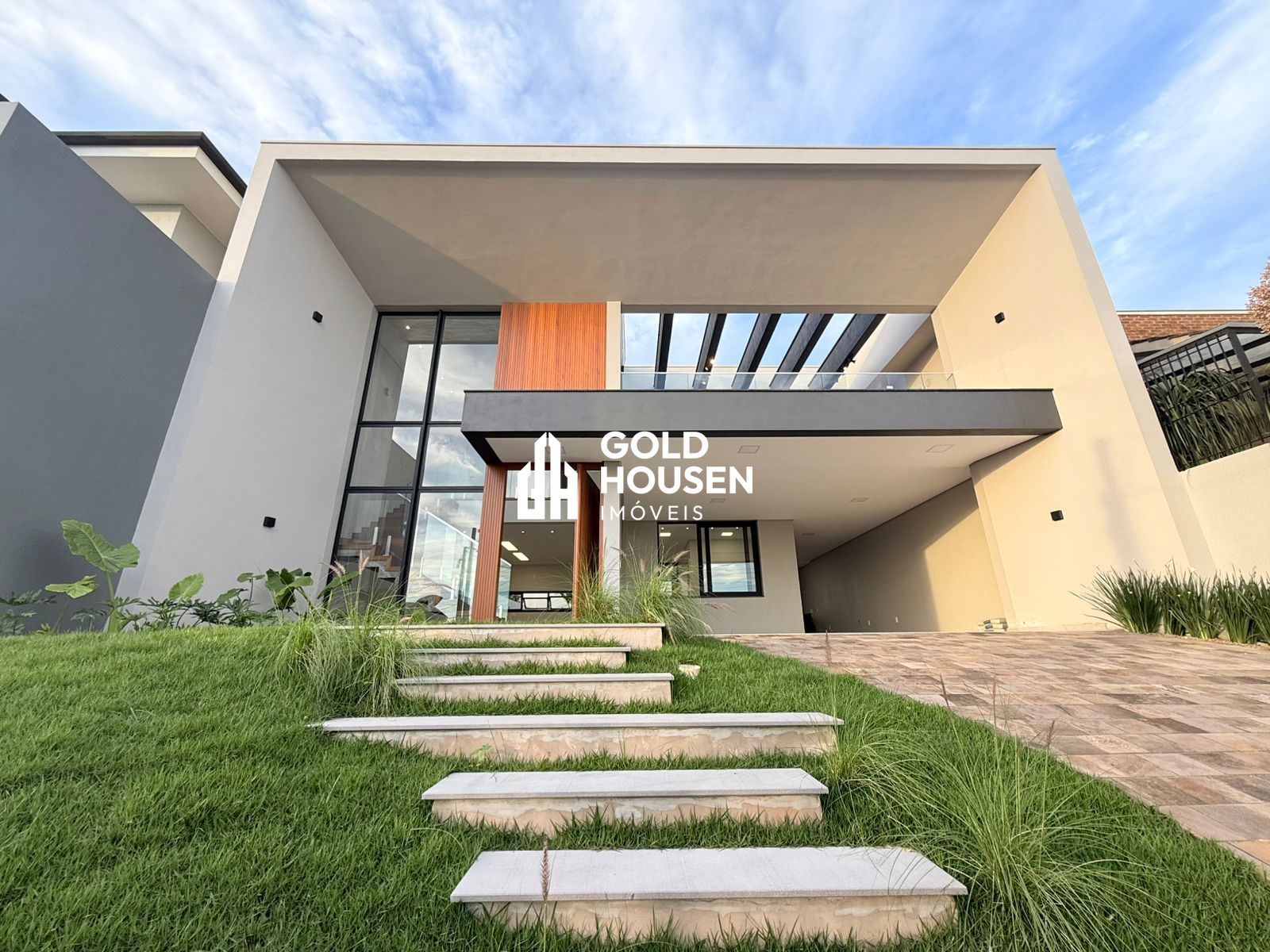 Casa alto padrão com 3 dormitórios na cidade de Lajeado!