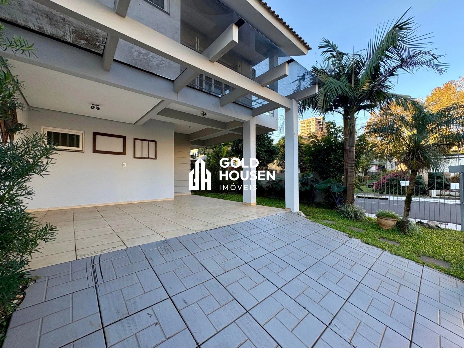 Sobrado de esquina com 3 dormitórios no bairro Moinhos!