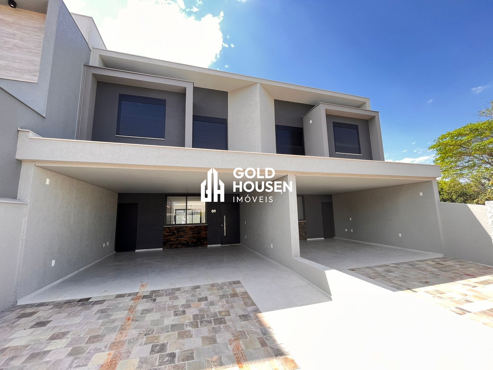 Sobrado em construção com 3 dormitórios sendo 1 suíte com sacada e pátio murado no Universitário - Lajeado/RS