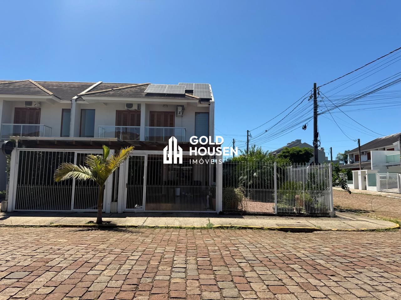 Sobrado de esquina semimobiliado, 2 dormitórios no bairro Moinhos d' Água