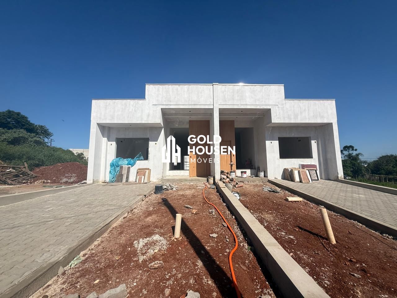 Casa geminada de 2 suítes em fase final de construção no bairro Carneiros