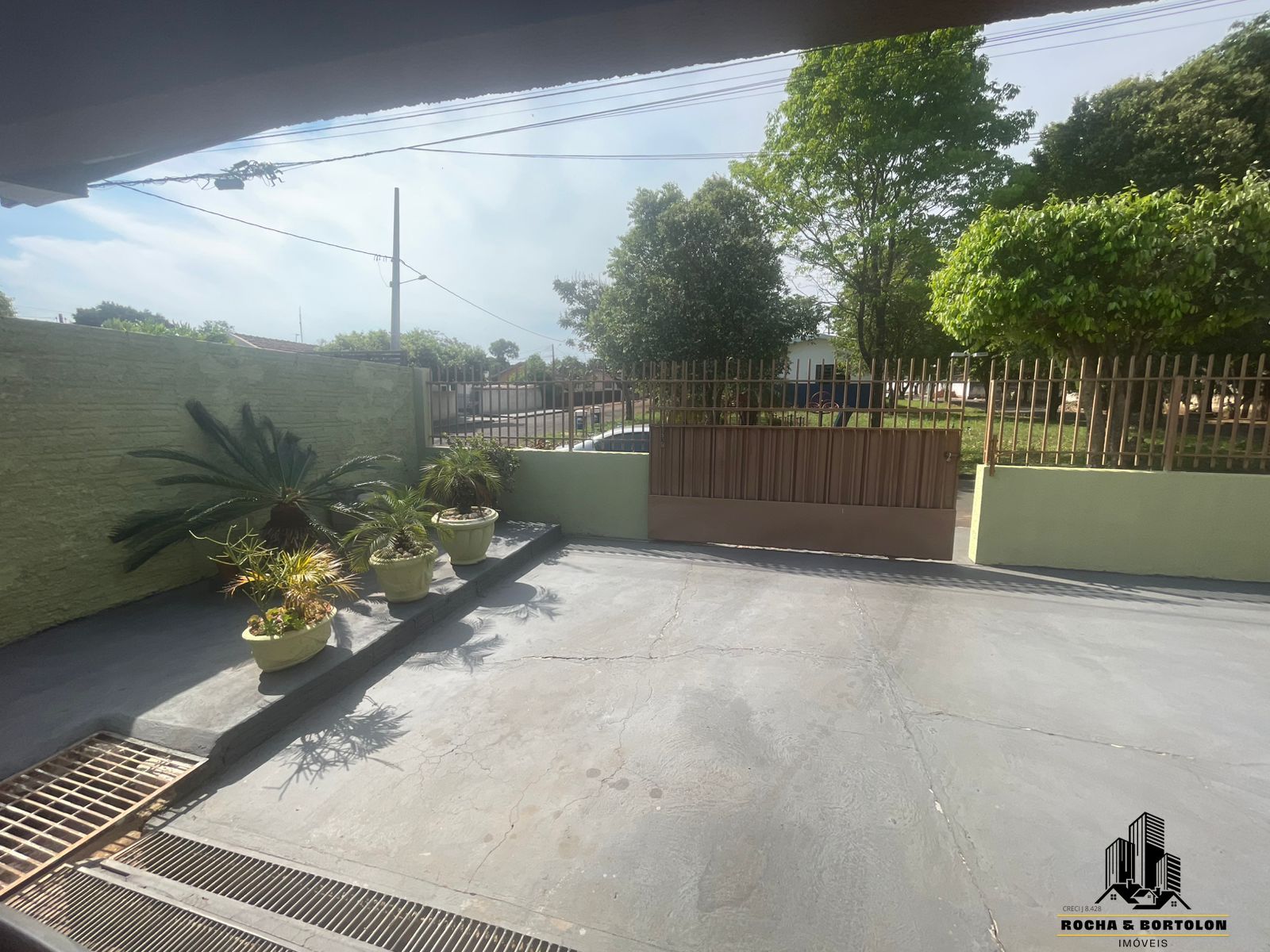 Casa à venda e aluguel com 2 quartos, 220m² - Foto 1