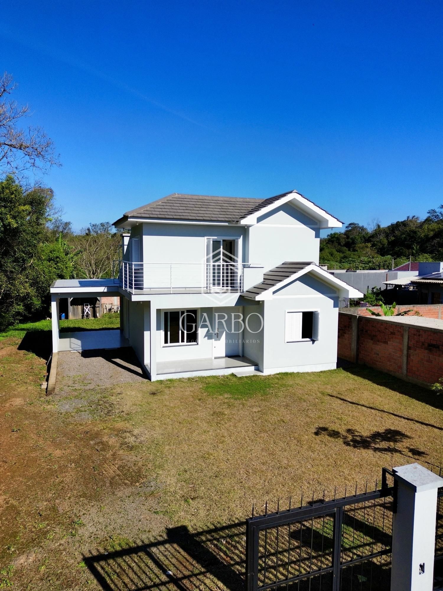 Casa de dois pavimentos em localização tranquila com ampla sacada e suíte