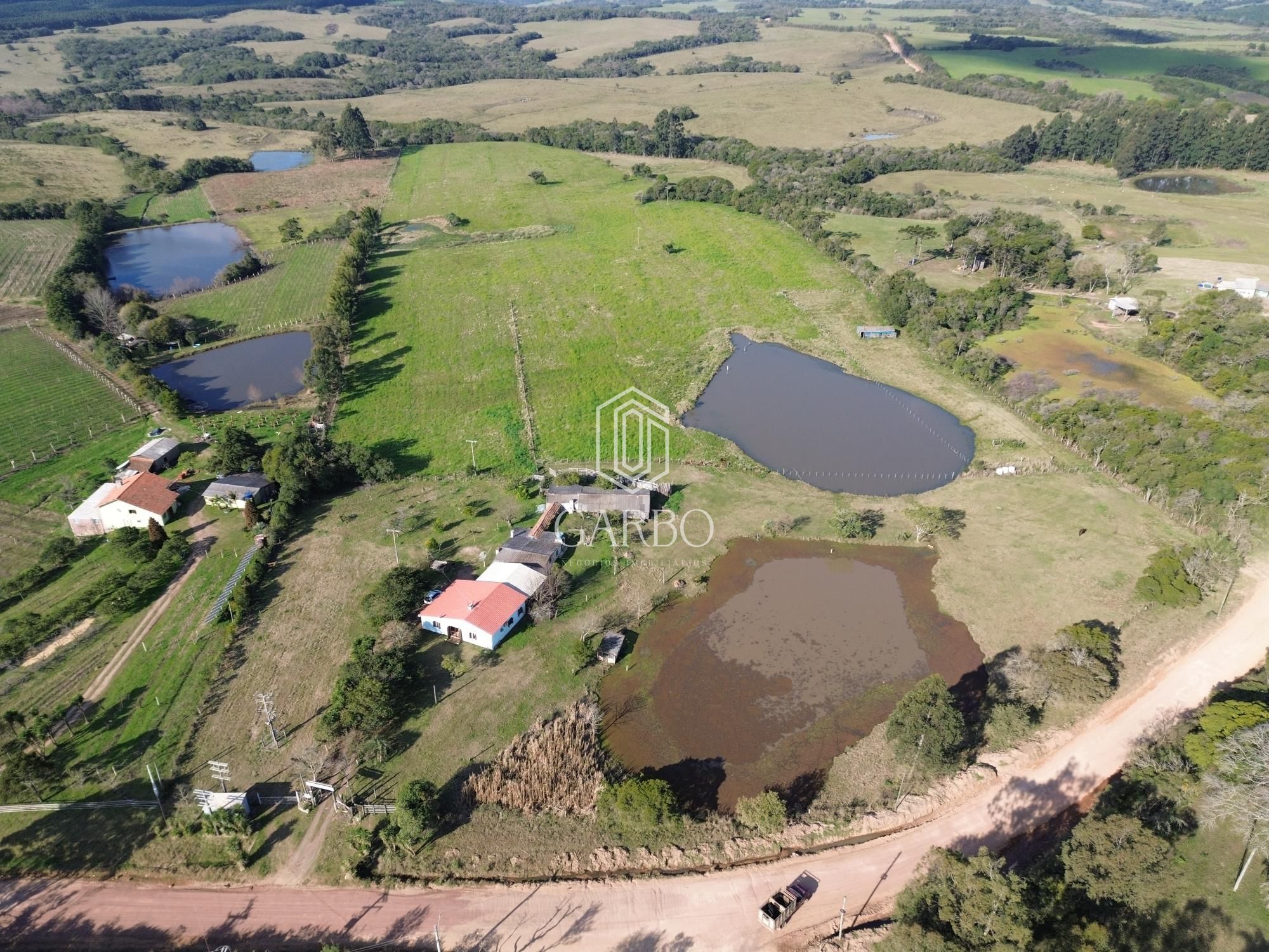Chácara à venda com 3 quartos, 140m² - Foto 1