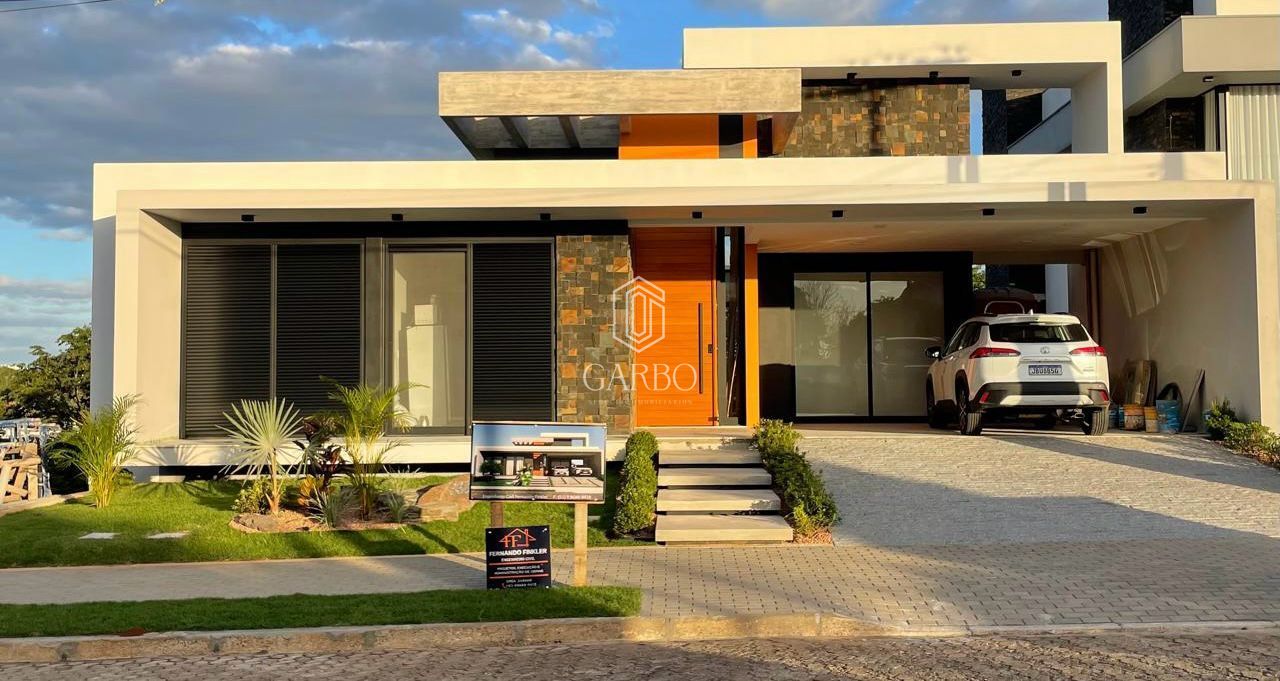 CASA EXCEPCIONAL À VENDA EM CONDOMÍNIO FECHADO