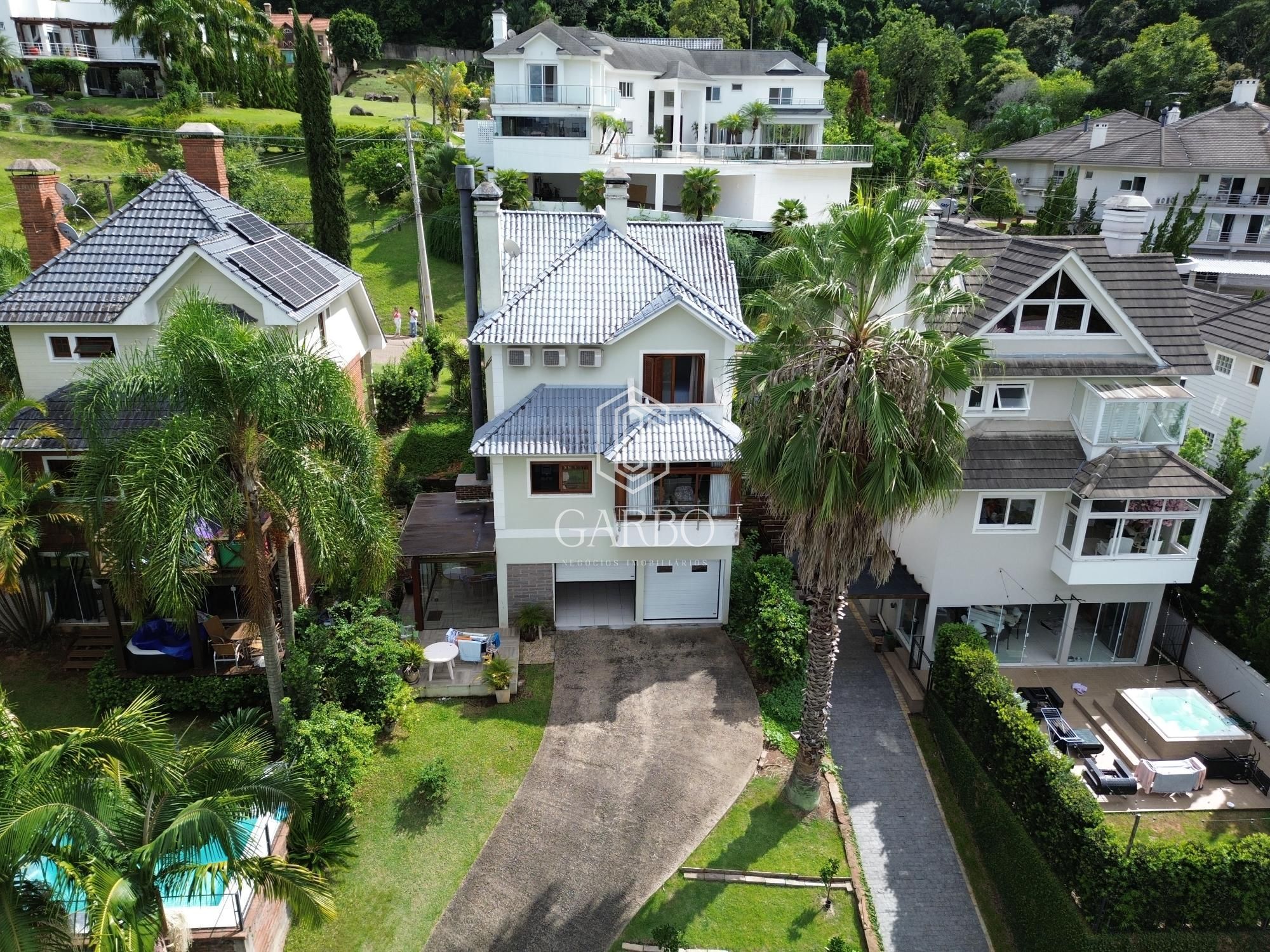 Casa à venda com 3 quartos, 230m² - Foto 2