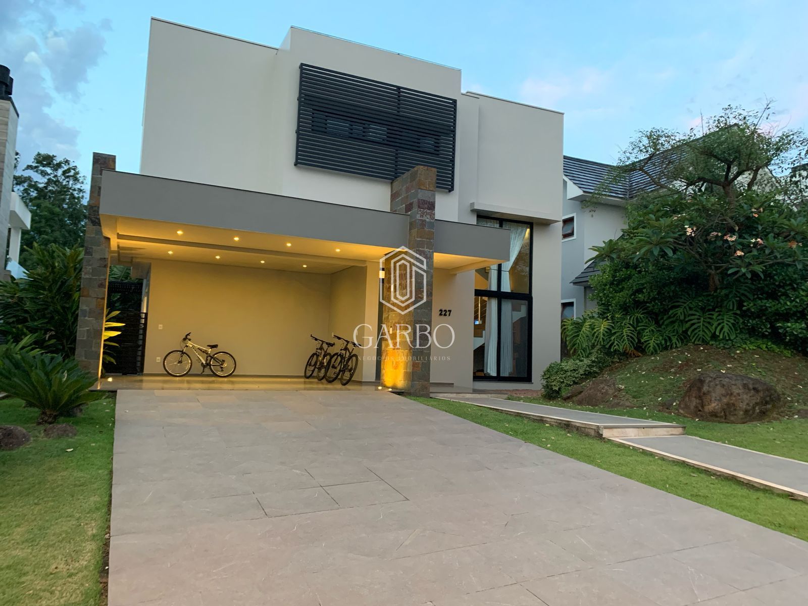Casa à venda com 3 quartos, 230m² - Foto 2