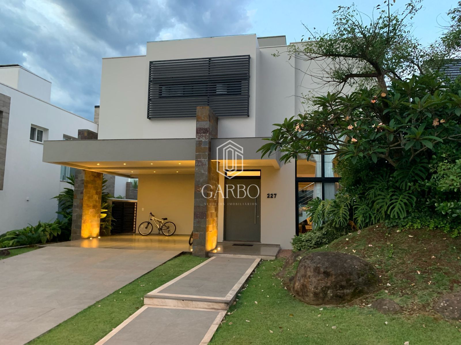 Casa à venda com 3 quartos, 230m² - Foto 1