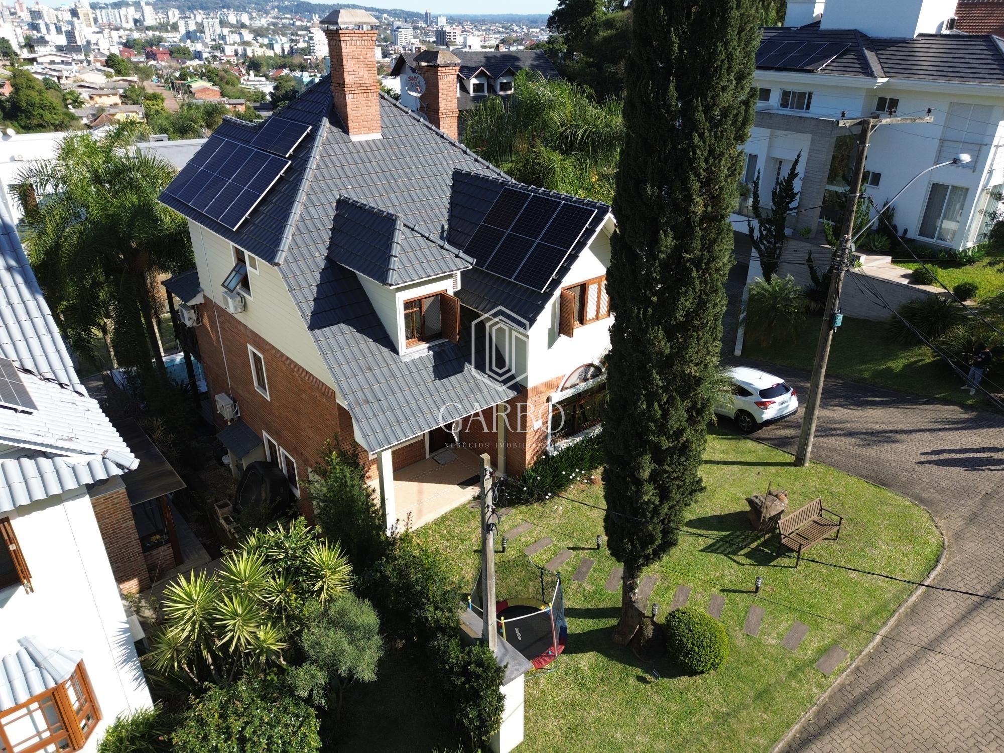 Casa à venda com 3 quartos, 215m² - Foto 2