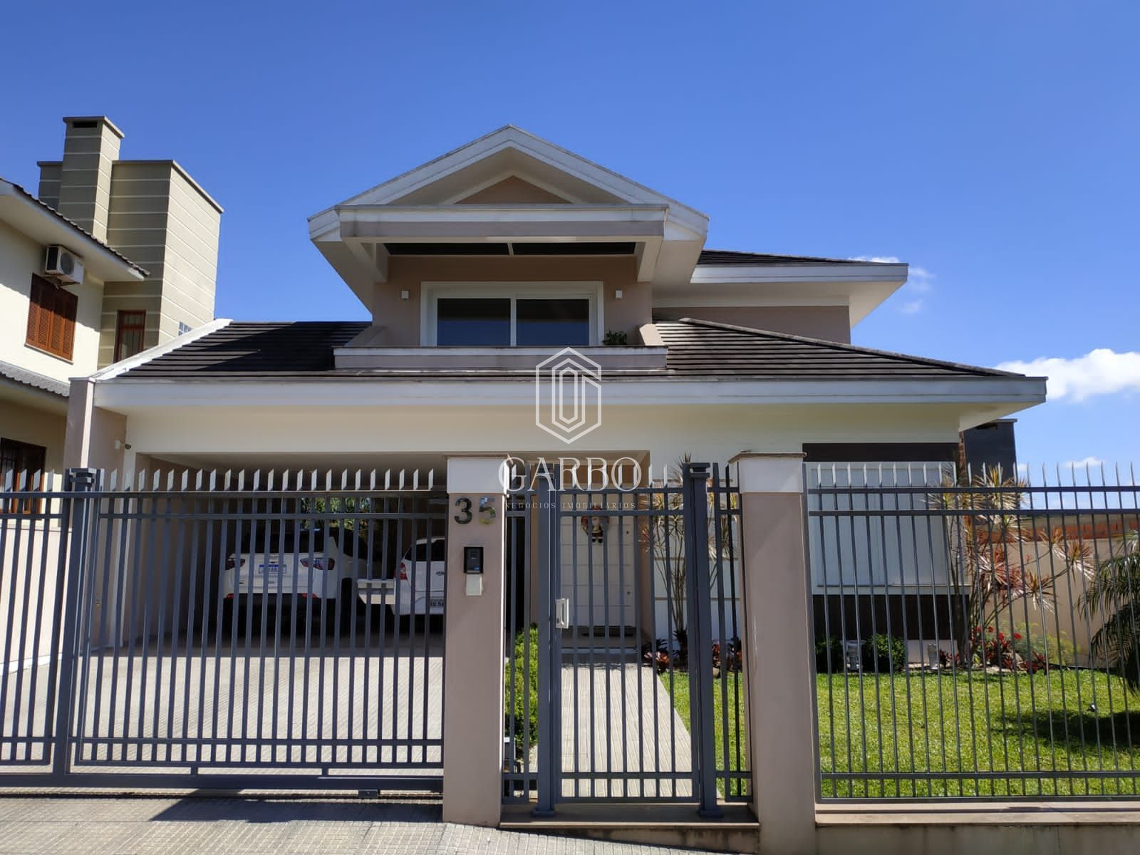 Casa à venda com 3 quartos, 308m² - Foto 1