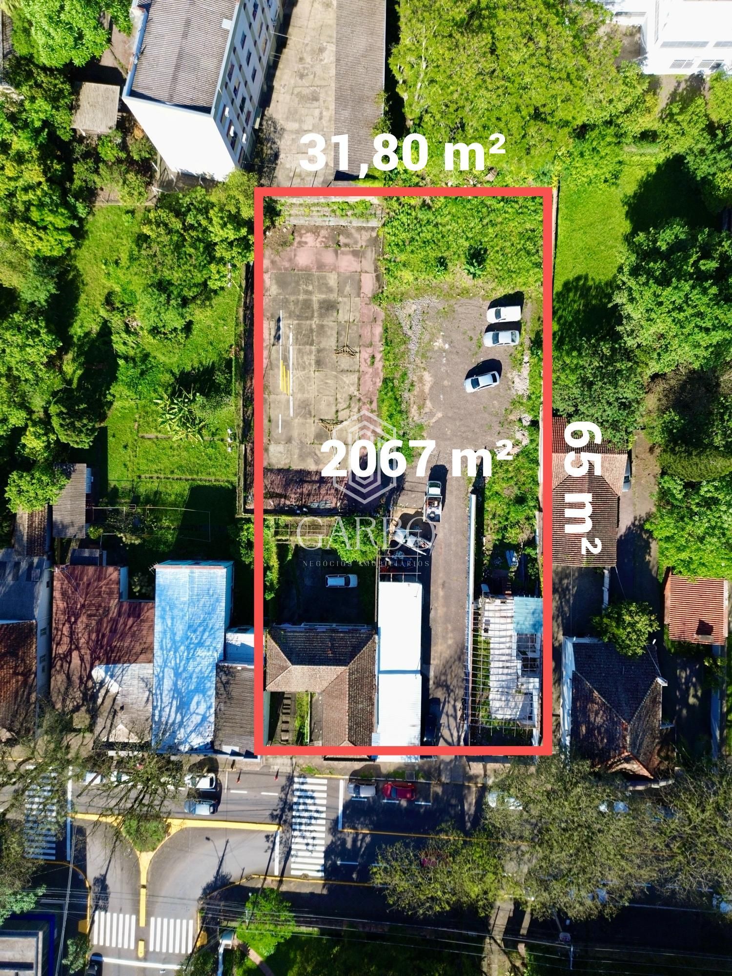 Terreno amplo no centro, ideal para investidores e construtores!
