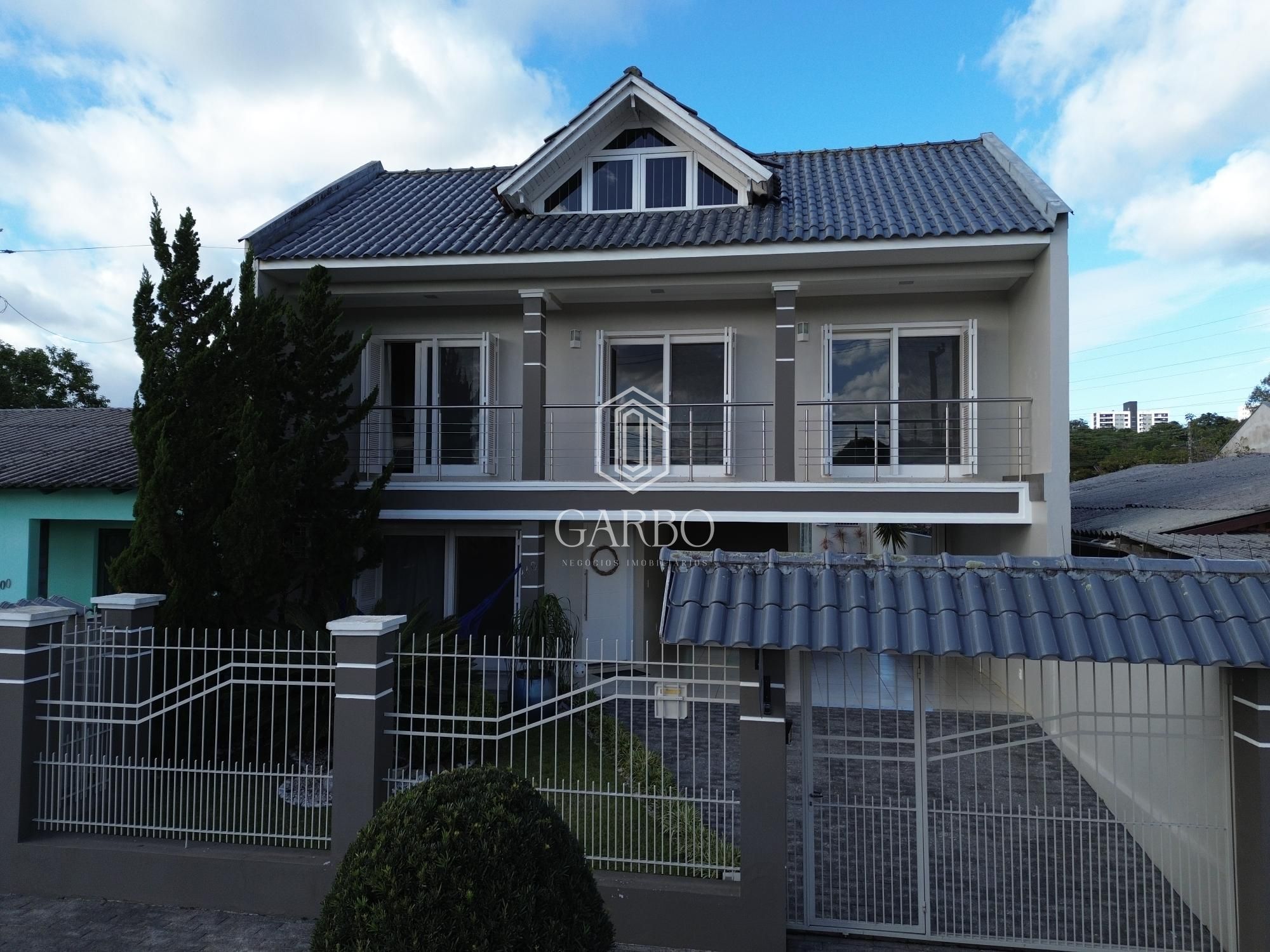 Casa à venda com 4 quartos, 224m² - Foto 1