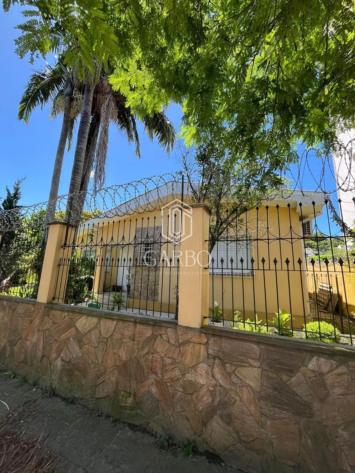 CASA DE ESQUINA PLANA EM EXCELENTE LOCALIZAÇÃO!