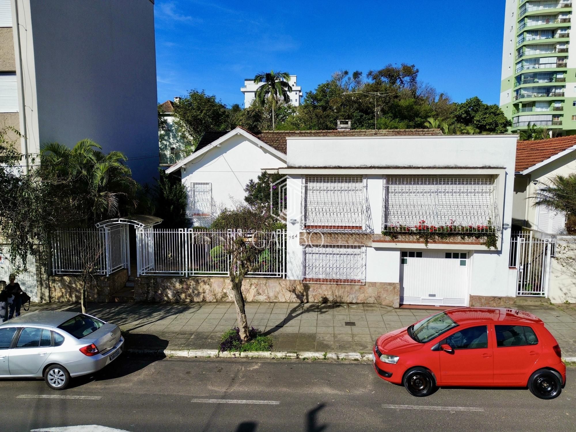 CASA COM TRÊS DORMITÓRIOS À VENDA NO CENTRO