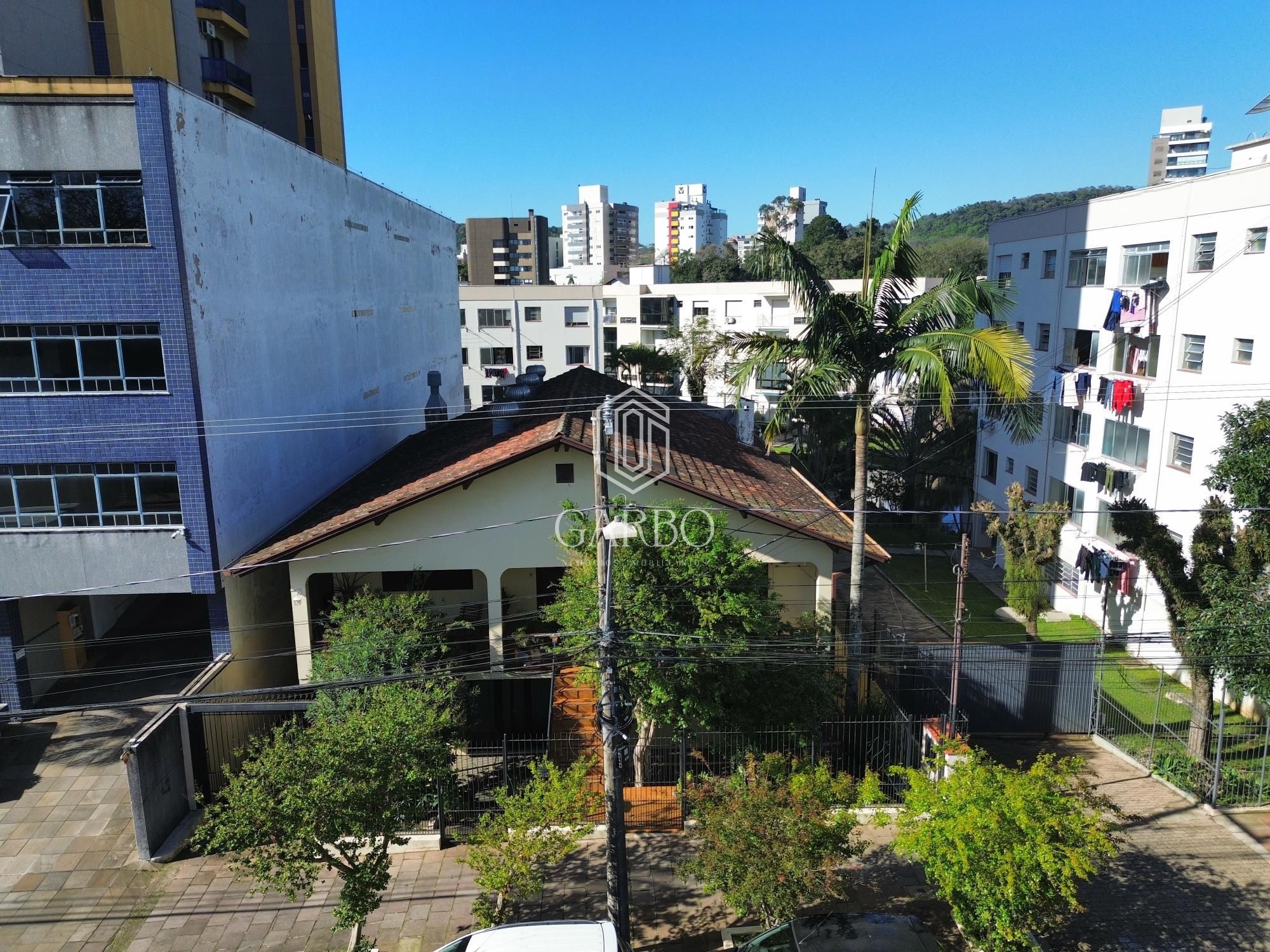 CASA SEMIMOBILIADA NO CENTRO