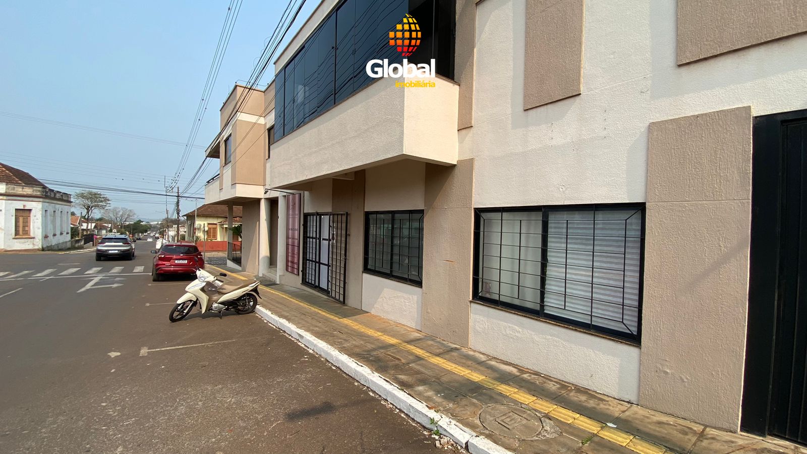 Sala comercial térrea, com vaga de garagem, em excelente localização.