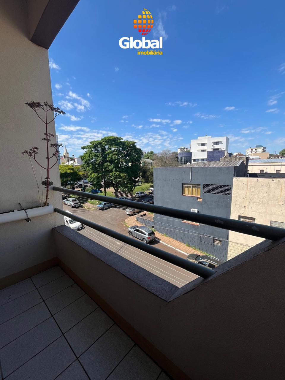Apartamento com sacada, em ótima localização