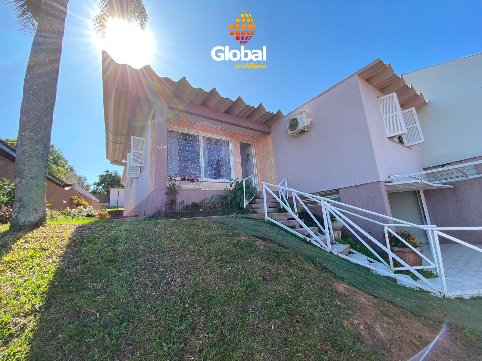 Casa 2 dormitórios 1 quadra Av. Flores da Cunha