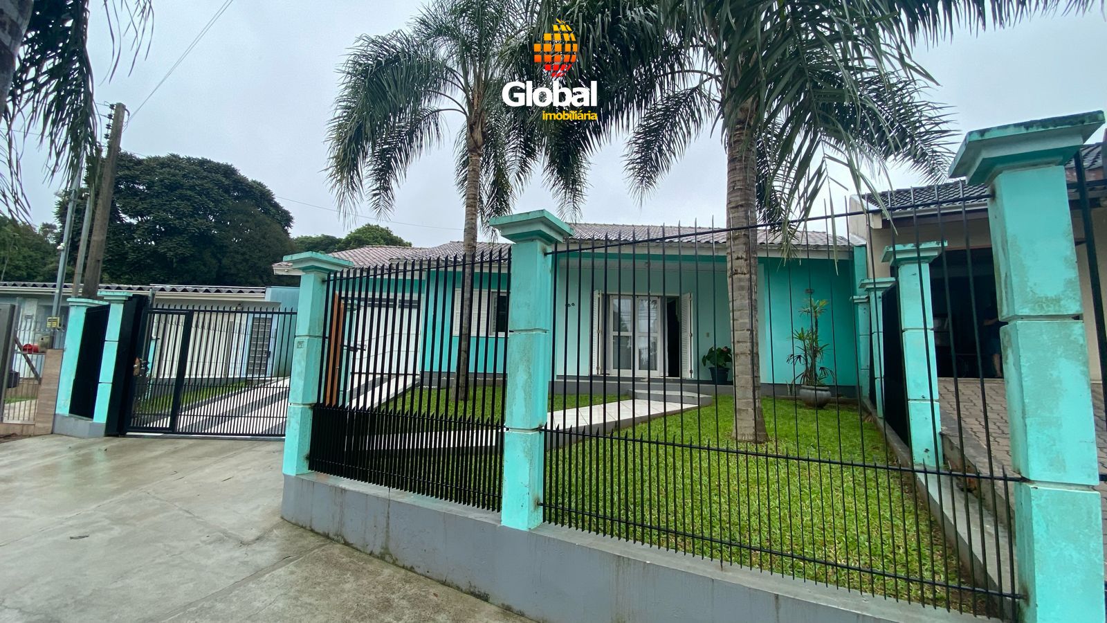 Casa aconchegante de 3 dormitórios com suíte próxima Av. Flores da Cunha