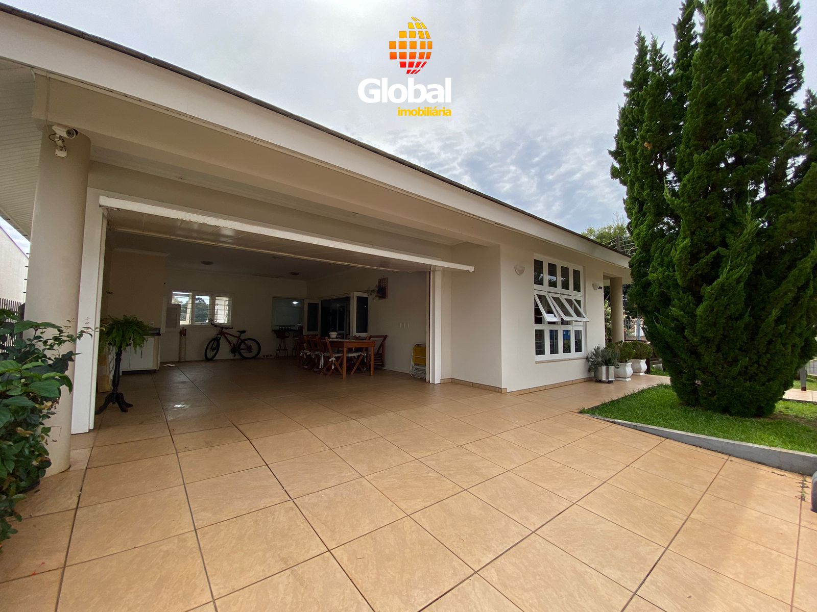 Casa de esquina localização central.